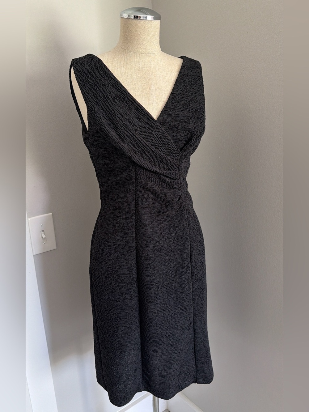 2000s Coldwater Creek Women’s Black Woven V-Neck Sheath Knee Dress Zip 8
